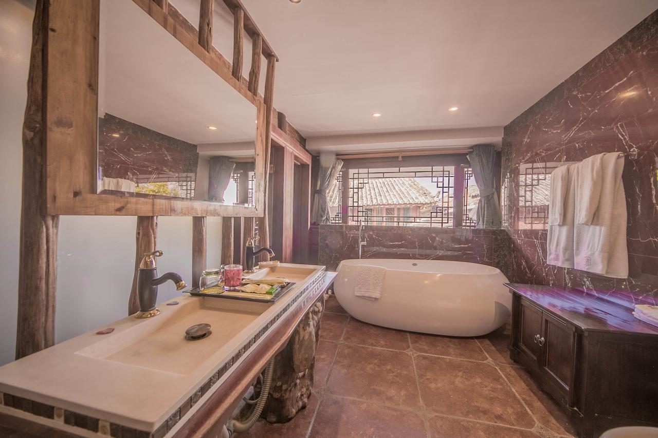 Lijiang Half Moon Bay Inn מראה חיצוני תמונה