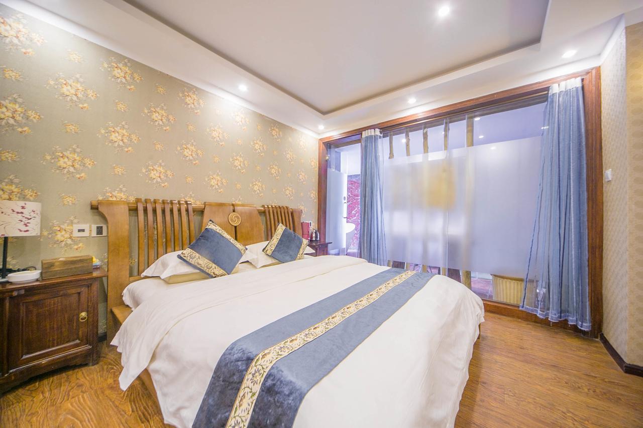 Lijiang Half Moon Bay Inn מראה חיצוני תמונה