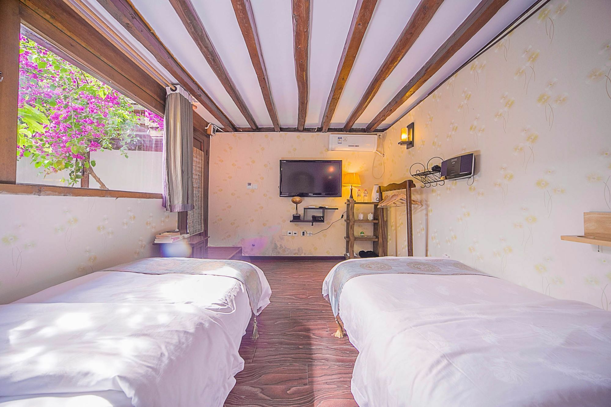 Lijiang Half Moon Bay Inn מראה חיצוני תמונה