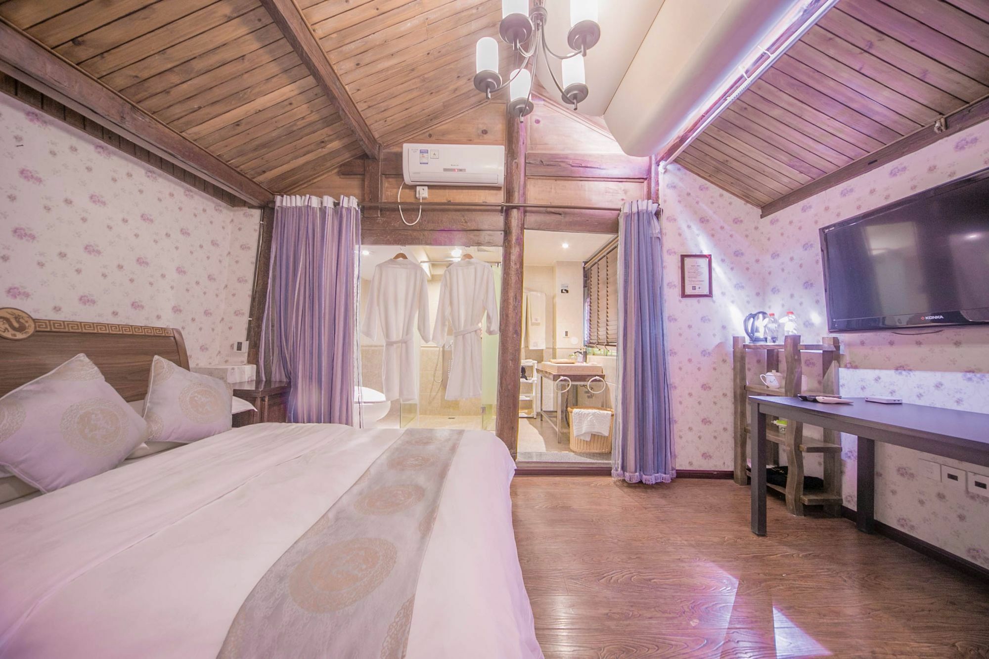 Lijiang Half Moon Bay Inn מראה חיצוני תמונה