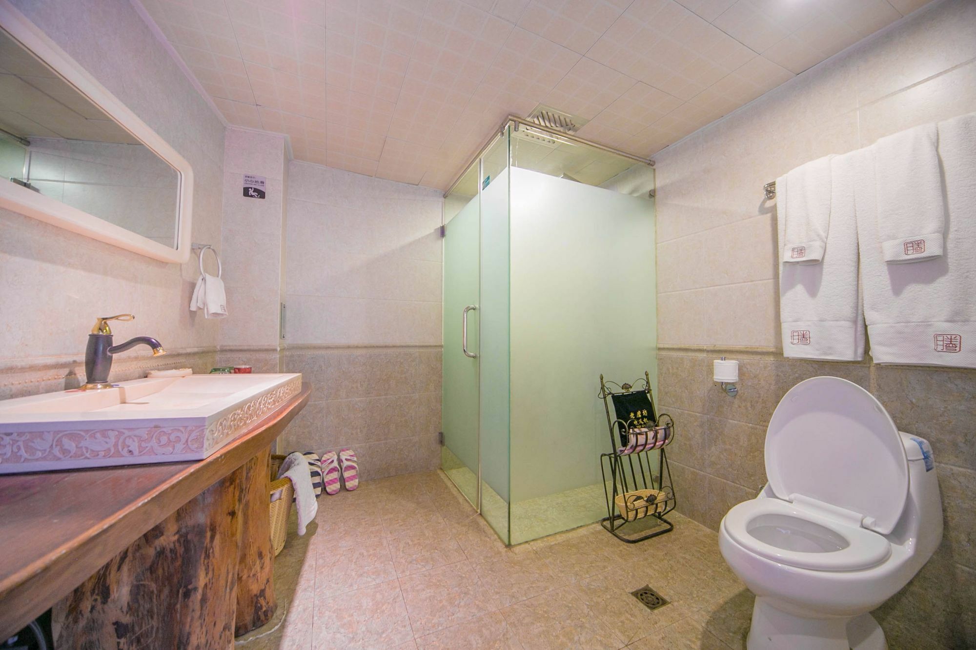 Lijiang Half Moon Bay Inn מראה חיצוני תמונה