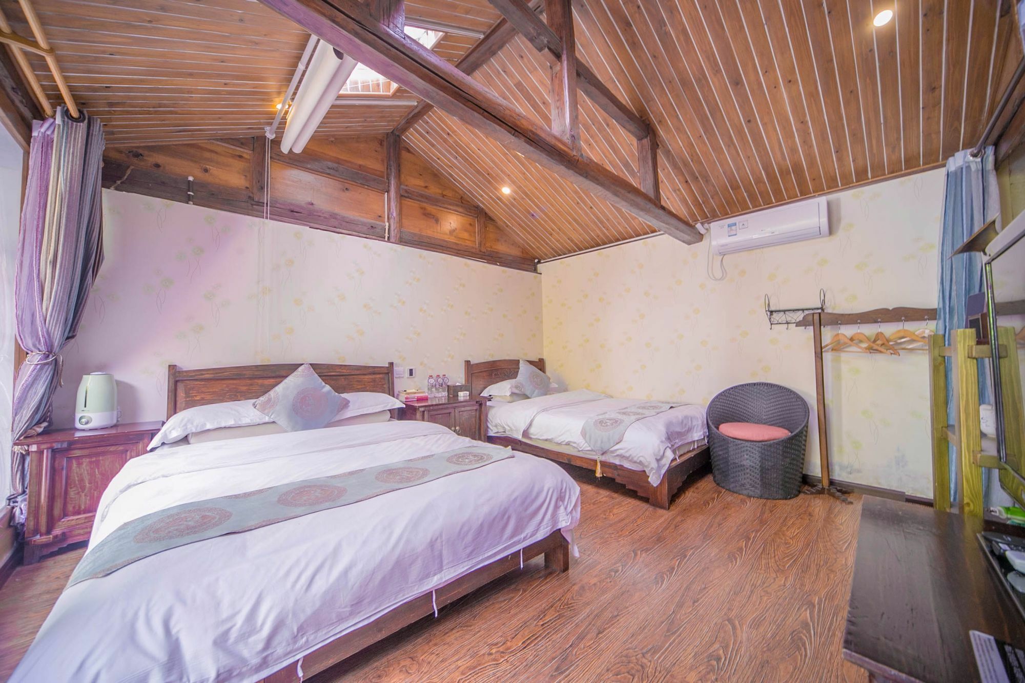 Lijiang Half Moon Bay Inn מראה חיצוני תמונה